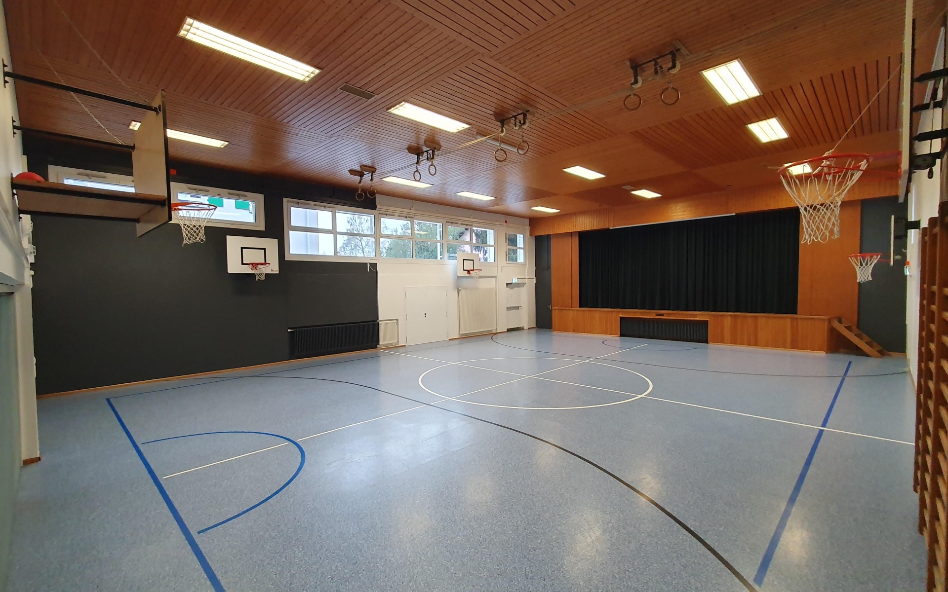 Grande salle avec buvette
